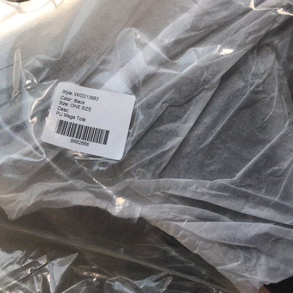 🖤🆕 Dolls Kill / Widow Fight OrFlight Giant Bat Weekender Bag!🦇🖤SOLD OUT!! - Picture 7 of 17